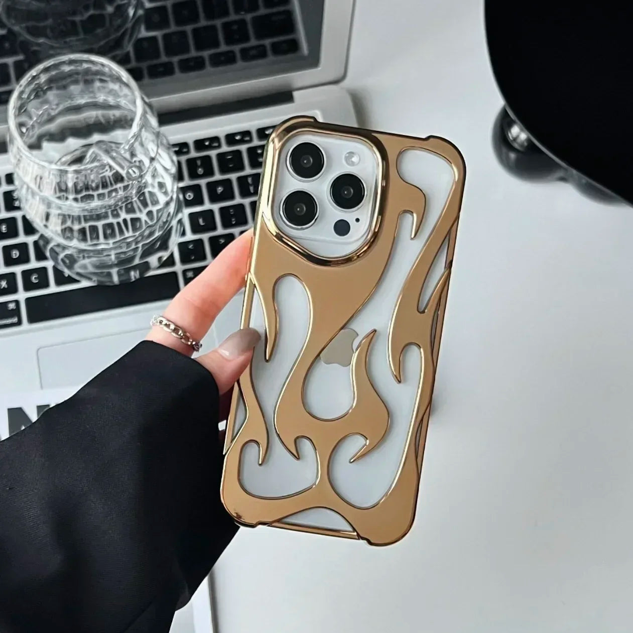 Coque Créative à Flamme Creuse 3D pour iPhone 13 à 16 Pro Max | Design Unique et Protection Antichoc