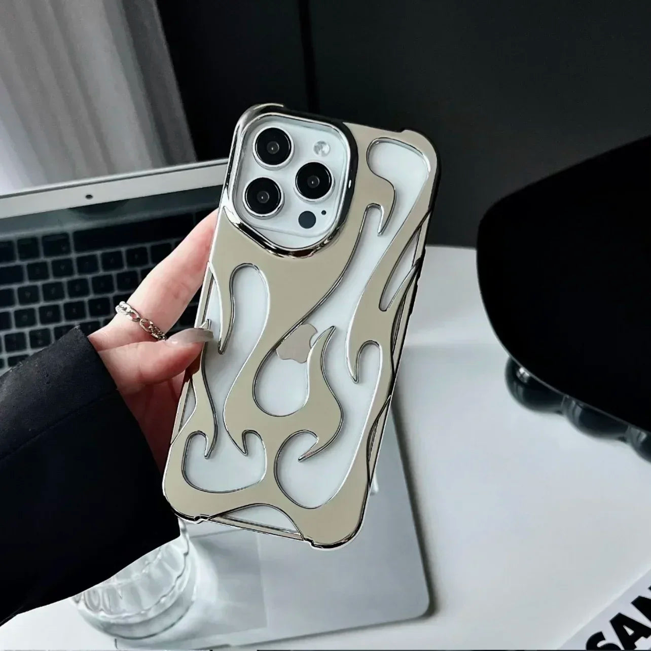 Coque Créative à Flamme Creuse 3D pour iPhone 13 à 16 Pro Max | Design Unique et Protection Antichoc