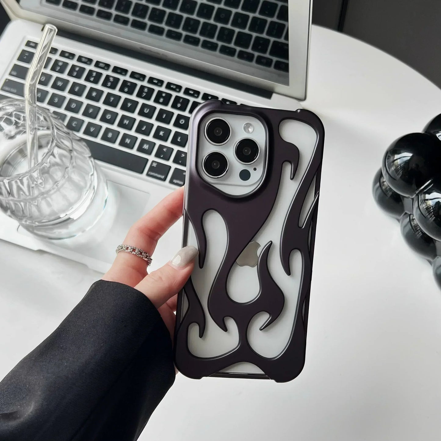 Coque Créative à Flamme Creuse 3D pour iPhone 13 à 16 Pro Max | Design Unique et Protection Antichoc