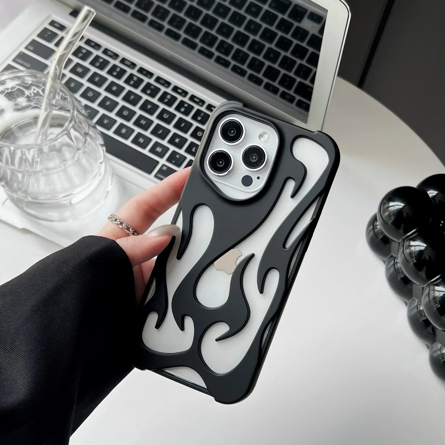 Coque Créative à Flamme Creuse 3D pour iPhone 13 à 16 Pro Max | Design Unique et Protection Antichoc