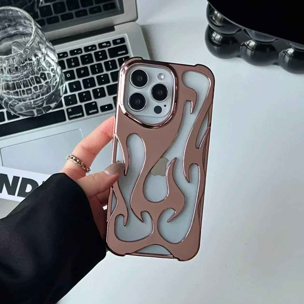 Coque Créative à Flamme Creuse 3D pour iPhone 13 à 16 Pro Max | Design Unique et Protection Antichoc